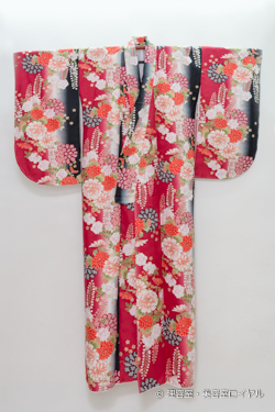  小振袖　単品レンタル
            卒業式用小振袖 
          紫/黒系の花柄です。　貸衣装レンタル　白系