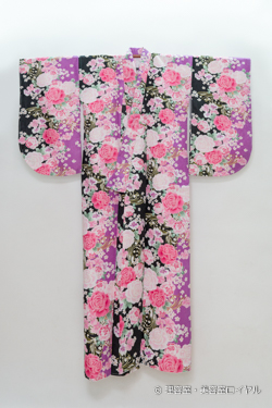 卒業式用小振袖
赤/ピンク/黒系の花柄袴　貸衣装レンタル