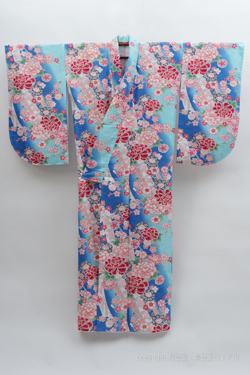  小振袖　単品レンタル
            卒業式用小振袖 
          紫/黒系の花柄です。　貸衣装レンタル　白系