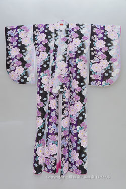  小振袖　単品レンタル
            卒業式用小振袖 
          紫/黒系の花柄です。　貸衣装レンタル　白系